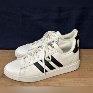 Women’s Adidas white and black shoes - size 9.5